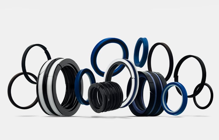 Selection of hydraulic seals and hydraulic cylinder seals for pistons and rods on a white background